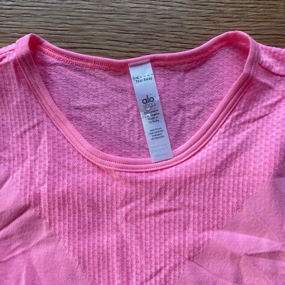Alo Yoga, seamless tee, NEW - Picture 3 of 3
